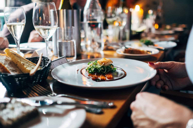 Ученые развеяли миф о том, что поздний ужин вреден для здоровья
