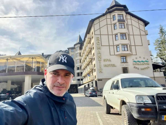 Арсен Мірзоян різко відповів на закиди, що розважається під час війни: 