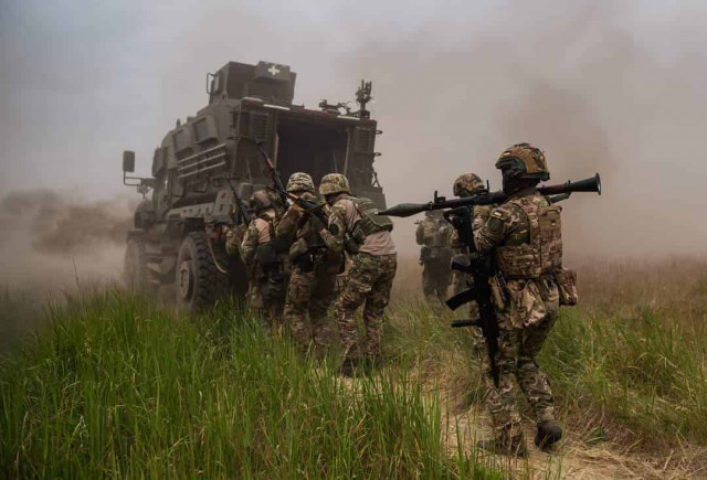 Звільняють все більше землі: у Міноборони розповіли про ситуацію на сході та півдні
