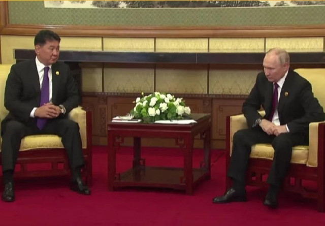 Не заарештували: під час візиту Путіна до Монголії активісти розгорнули прапор України
