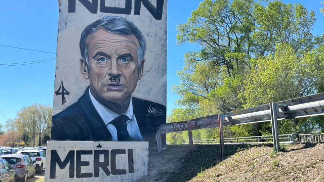 Во французском Авиньоне появилось граффити Макрона с усами, как у Гитлера
