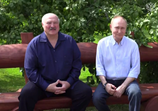 Посиденьки дідів на лавці: дивний перформанс Путіна пояснила психологиня