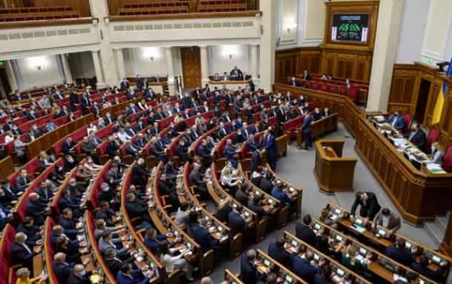 Парламент назначил трех министров