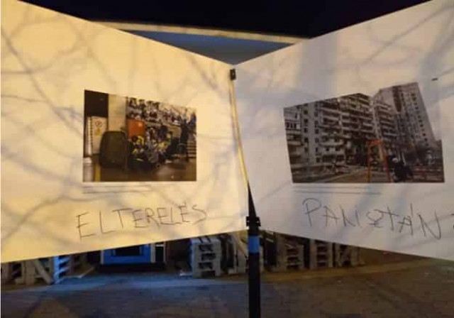 В Будапеште вандалы разрисовали надписями выставку о войне в Украине
