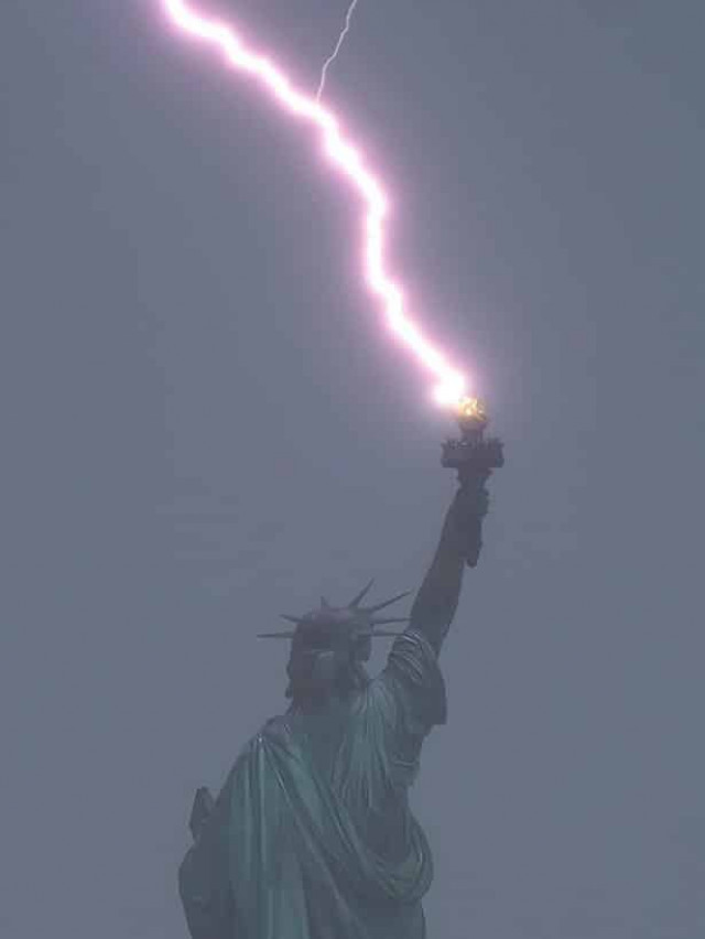 У статую Свободи в США вдарила блискавка (Фото)

