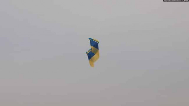 Флаг Украины парил над  Крымом