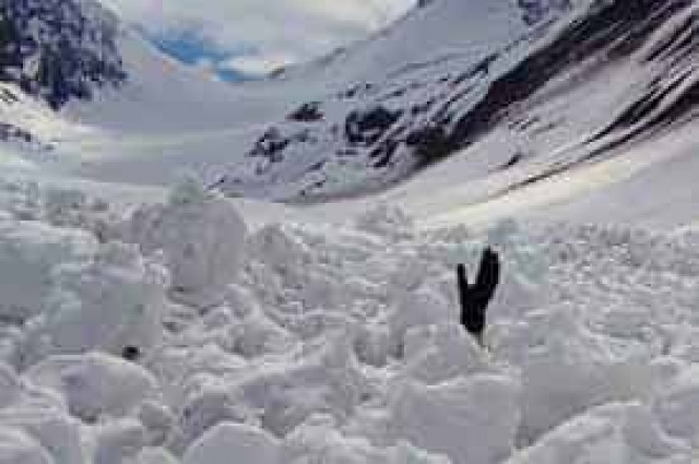 Сноубордиста накрыла лавина в горах Сочи