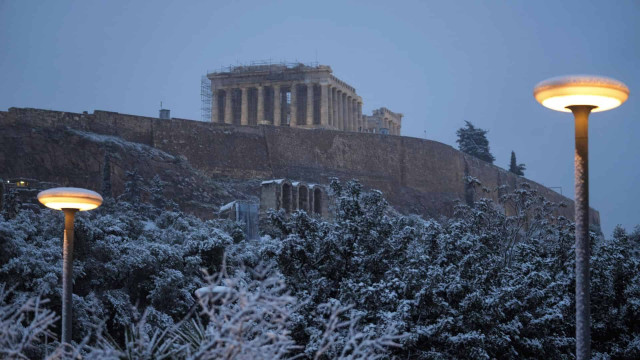 В Греции из-за сильного снегопада закрыли школы и магазины
