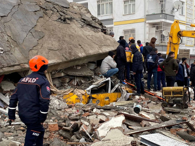 В Турции число жертв землетрясения достигло 284
