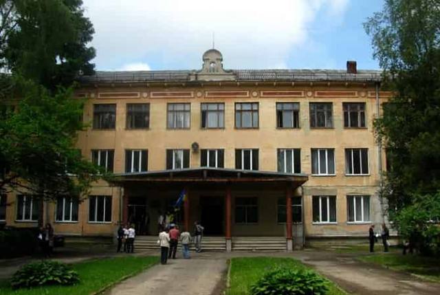 Школы Украины переведут на дистанционное обучение: названы даты и регионы