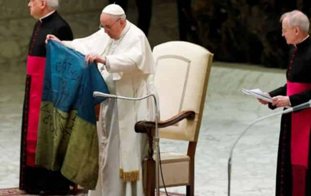 Папа Франциск осудил резню в Буче и поднял украинский флаг
