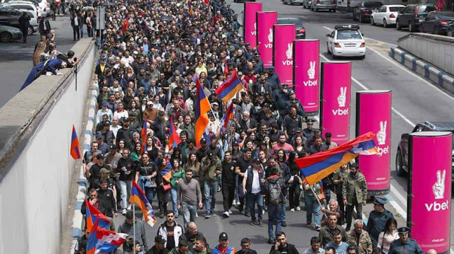 Полиция в Ереване начала задерживать перекрывших мост Победы активистов
