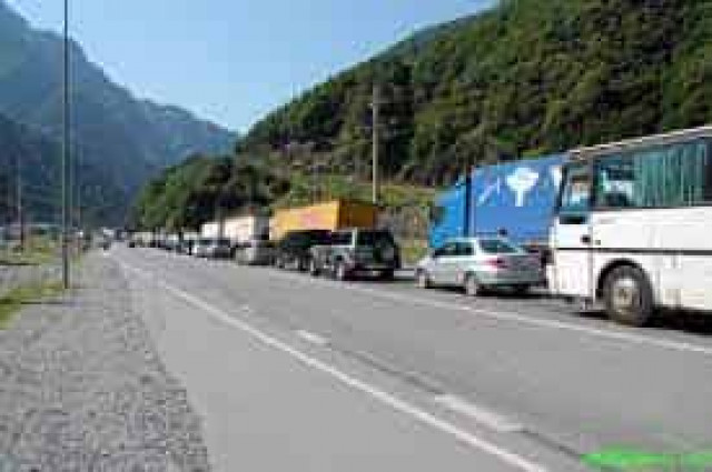 Таможня предупредила россиян о 1,5-тысячной очереди из машин на границе с Грузией
