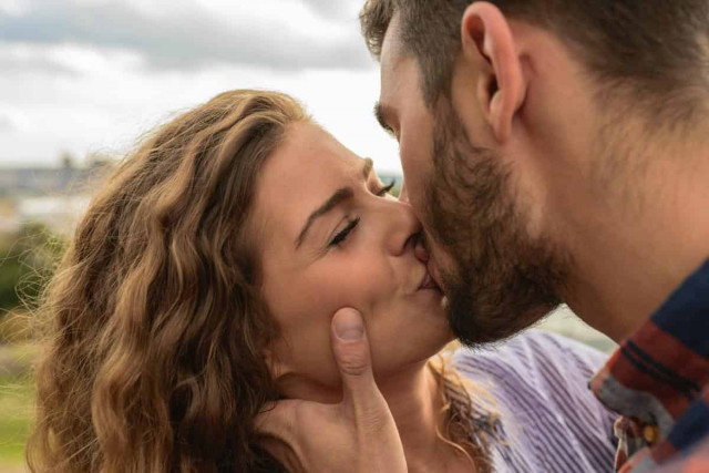 День поцелуев 2023: история праздника и интересные факты о поцелуях
