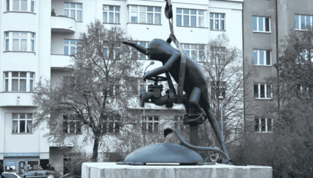 В Праге статую Конева заменили орком с лицом путина