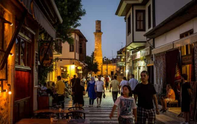 Из-за санкций и войны. Россияне массово подают заявки на проживание в Турции
