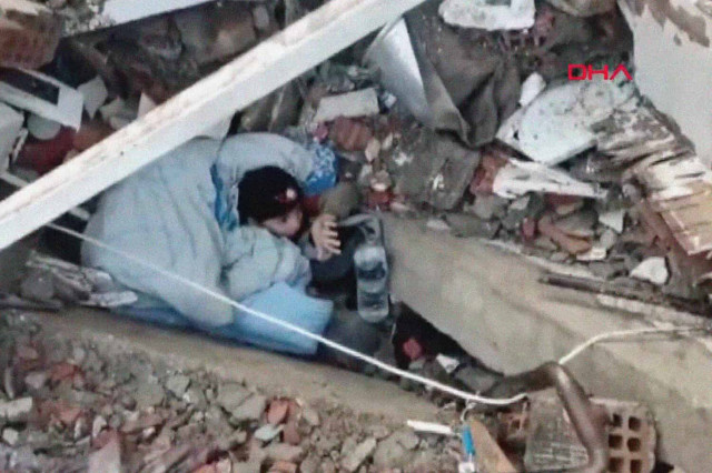 Восьмилетний сирийский мальчик оказался замурован в обломках из-за землетрясения
