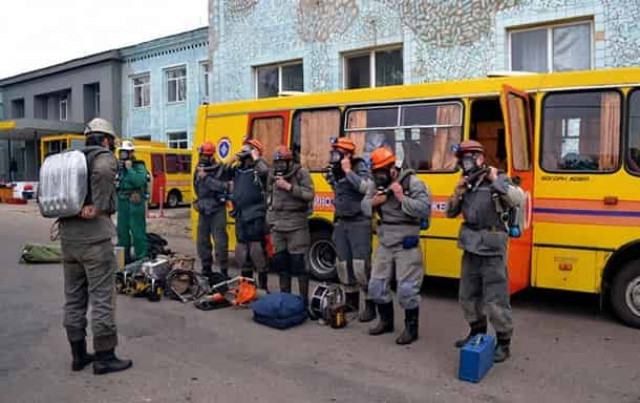 На Донбассе из шахты эвакуируют сотни горняков