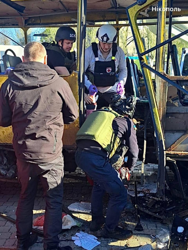 Троє людей загинуло, ще 12 поранено: русяни вдарили FPV-дроном автобусом у Нікополі Дніпропетровської області, — ОВА