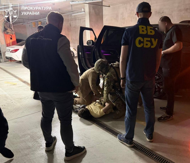 Співробітника СБУ затримали на хабарі $34 тисячі за «броню» від мобілізації, — генпрокурор