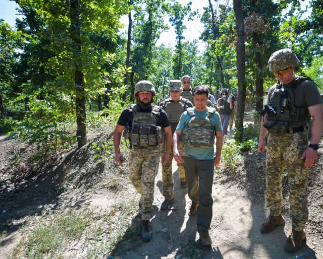 Zelensky visits front line in Donbas to inspect compliance with ceasefire