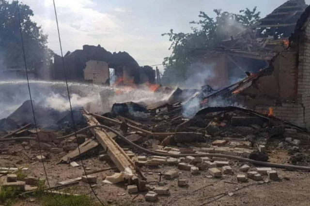 Росія вдарила по житловому будинку на Харківщині: є загиблі та поранені
