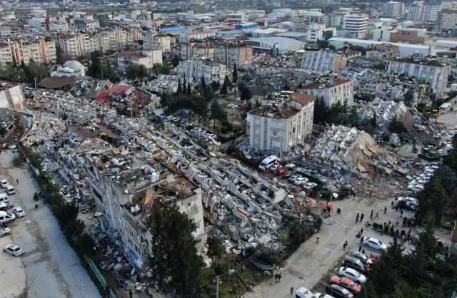 Число жертв землетрясения в Турции достигло почти 7000 человек