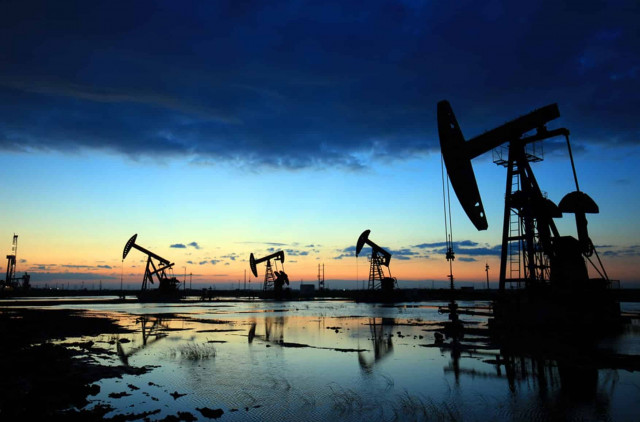 Риск рецессии в США изменил цены на нефть - Reuters
