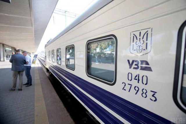 Росія атакувала вокзал Херсона: залізничний рух обмежено
