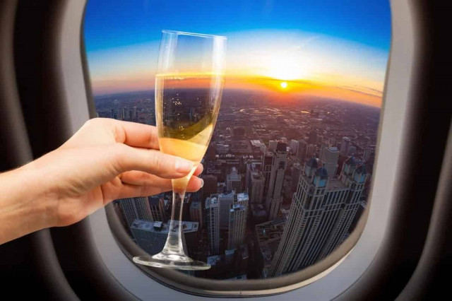 Під час авіаперельотів пити алкоголь небезпечно для життя: учені провели експеримент
