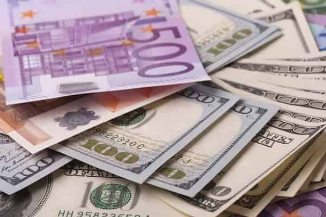 Падение рубля продолжается: курсы евро и доллара на Мосбирже обновили исторические рекорды