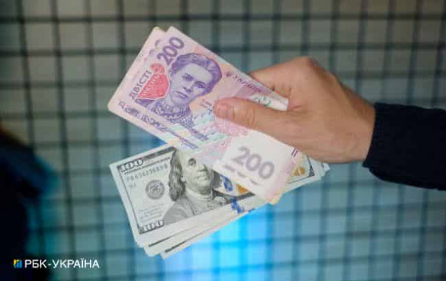 Советник Зеленского рекомендовал отменить фиксацию курса гривны к доллару
