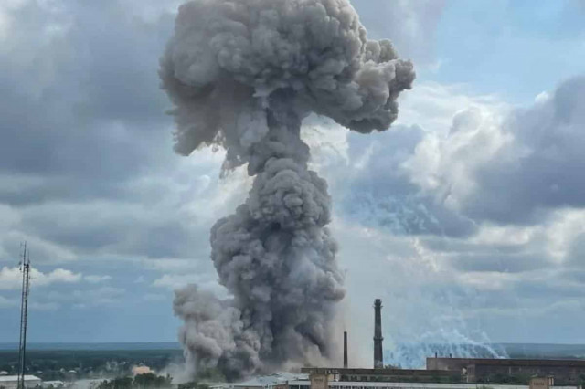 На північному сході від Москви потужний гриб диму: пошкоджено завод