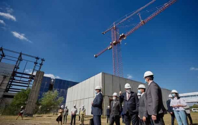 Зеленский поручил достроить два энергоблока ХАЭС