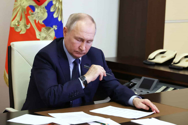 В Кремле прокомментировали возможное лишение Макроном Путина ордена Почетного легиона
