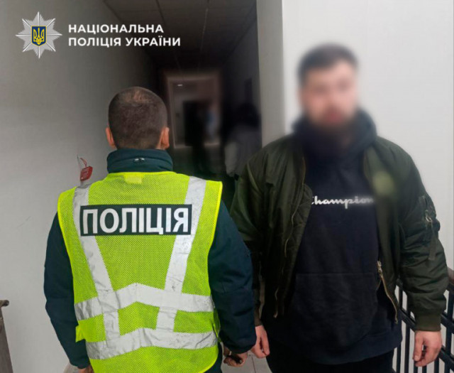 Псевдопрацівники СБУ у Києві виманили у пенсіонерів 8,6 млн гривень “на перевірку”
