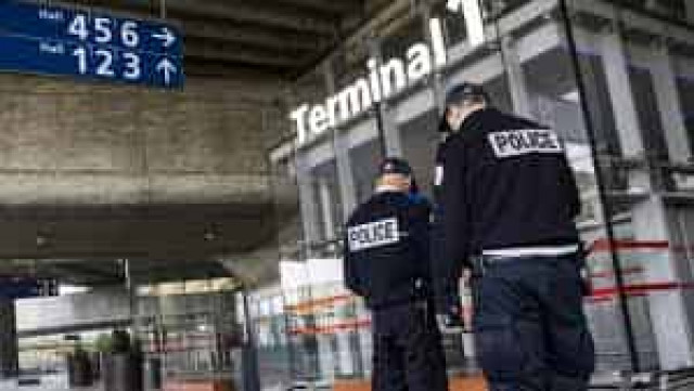 В аэропорту Парижа полиция застрелила вооруженного ножом бездомного
