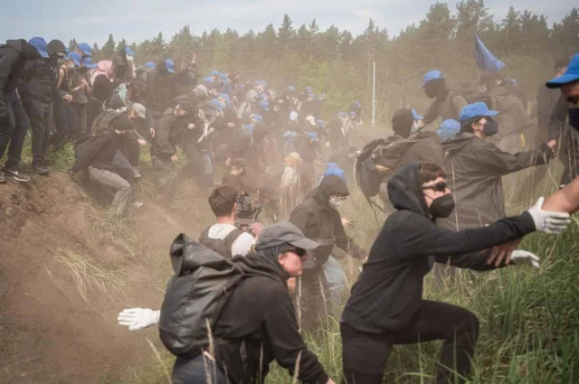 Сотні активістів штурмували завод Tesla у Німеччині: в чому причина
