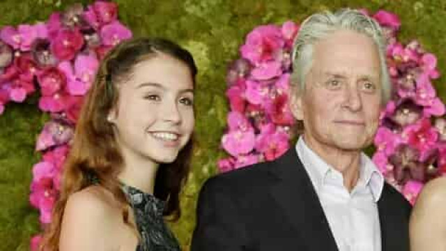 Майкла Дугласа приняли за дедушку на выпускном его 18-летней дочери