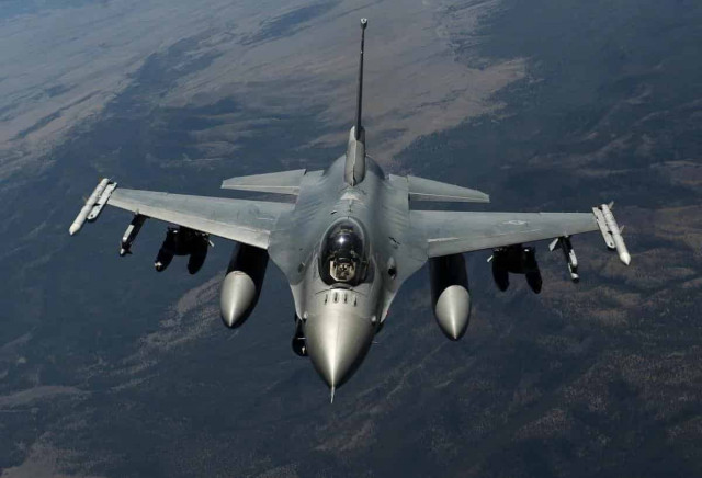 Перші пілоти на F-16 літатимуть над Україною щонайменше наступного літа - WP
