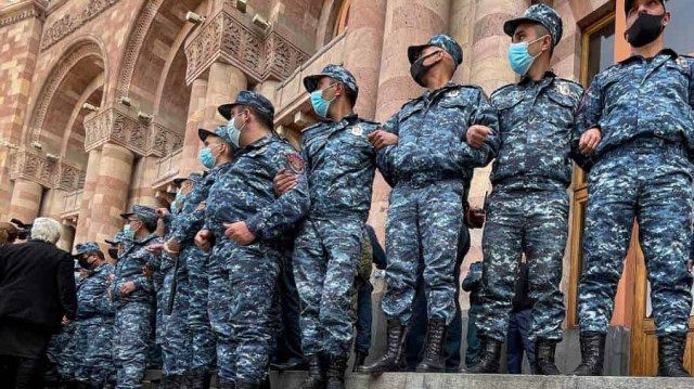 Сторонники оппозиции Армении попытались прорваться в здание правительства
