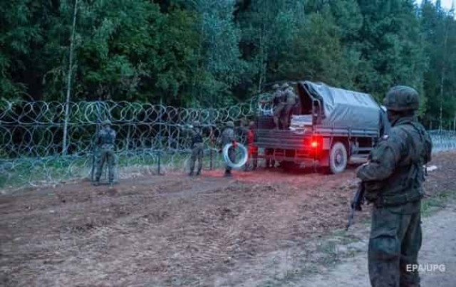 Польша показала белорусских силовиков с винтовками и РПГ на границе