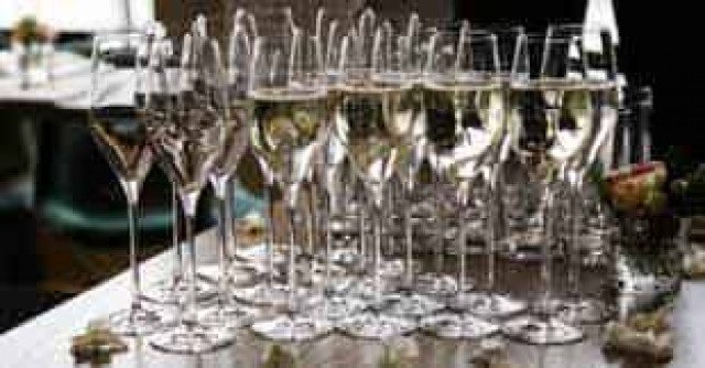 В Дубае построили пирамиду из бокалов для шампанского
