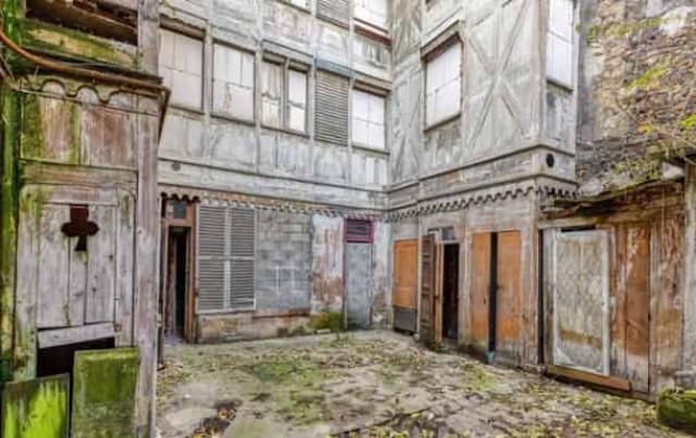 Позади бывшего дома Ив Сен-Лорана нашли труп