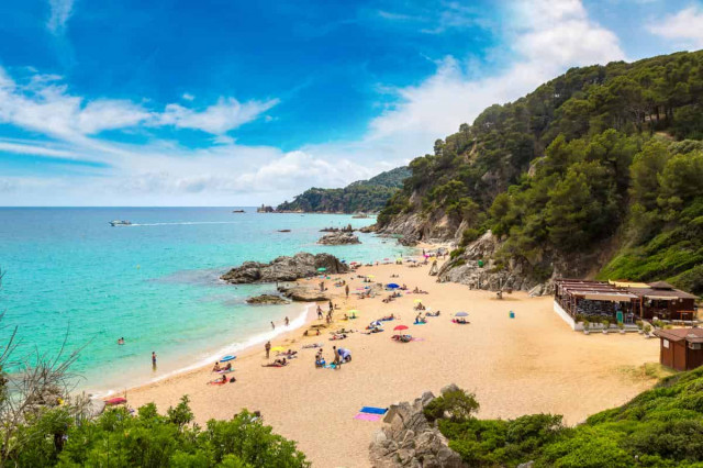 Між нудистами і людьми в купальниках на пляжах Каталонії спалахнула війна: в чому причина