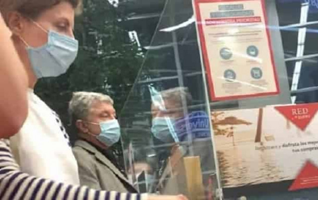 Порошенко с семьей засняли в аэропорту Эквадора