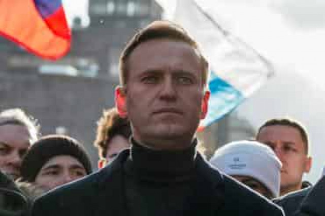 Kremlin critic Alexei Navalny to fly to Russia on Sunday despite risks