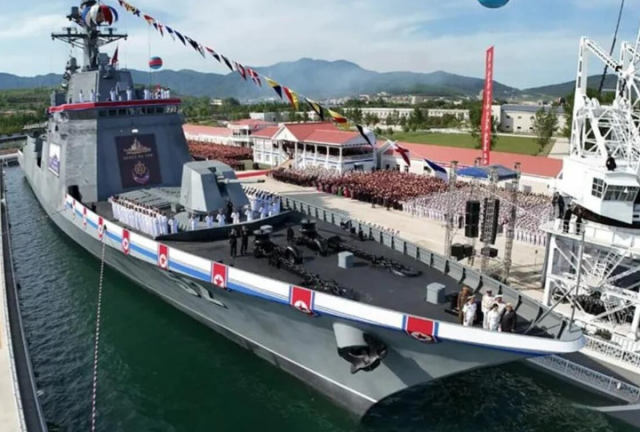 КНДР з другої спроби урочисто спустила свій затонулий есмінець на воду (фото)
