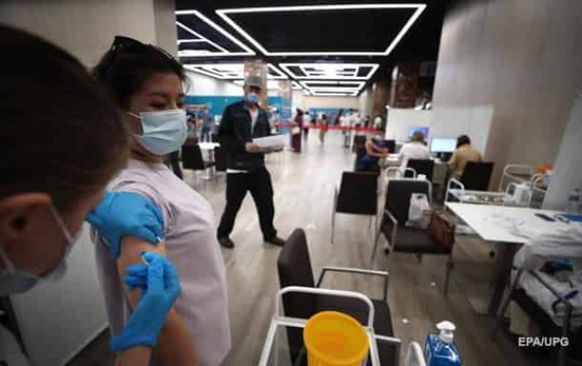 Франция и Греция лишат непривитых медиков работы и зарплаты