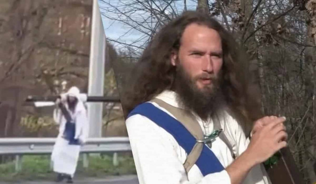 На шляху до Києва помітили чоловіка з хрестом на плечах: хто він
